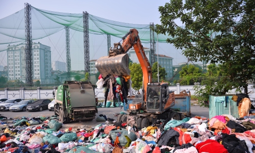 300 tons of old clothes dumped by roadside in Hanoi