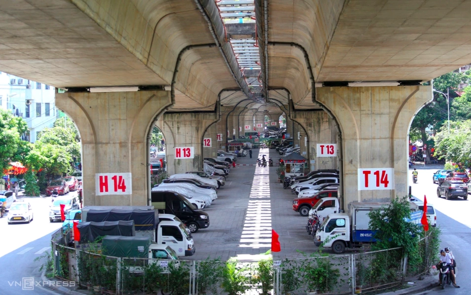 Hanoi increases car and motorcycle parking fees