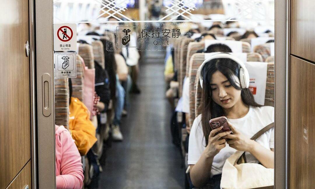 Chinese passenger sparks controversy with over an hour-long speakerphone call on train