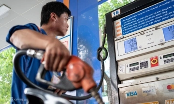 E10 gasoline price drops to near 27,000 dong per liter