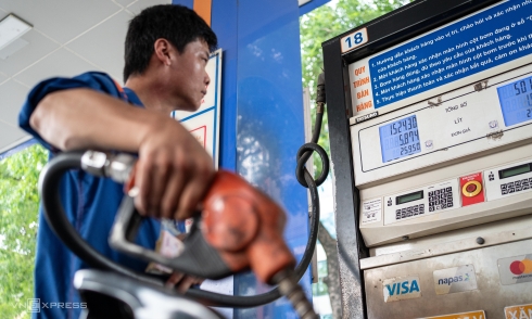 E10 gasoline price drops to near 27,000 dong per liter