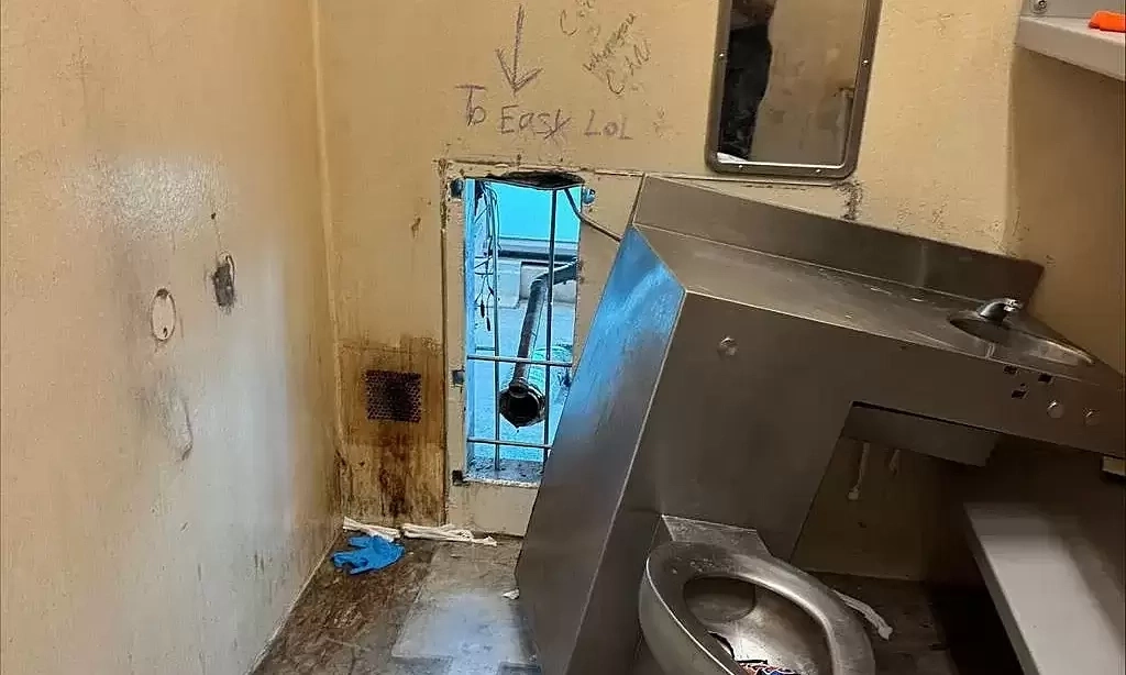 10 US inmates break toilet to escape
