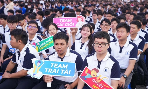 Nine pioneering mathematics students receive 15 million VND/month scholarship