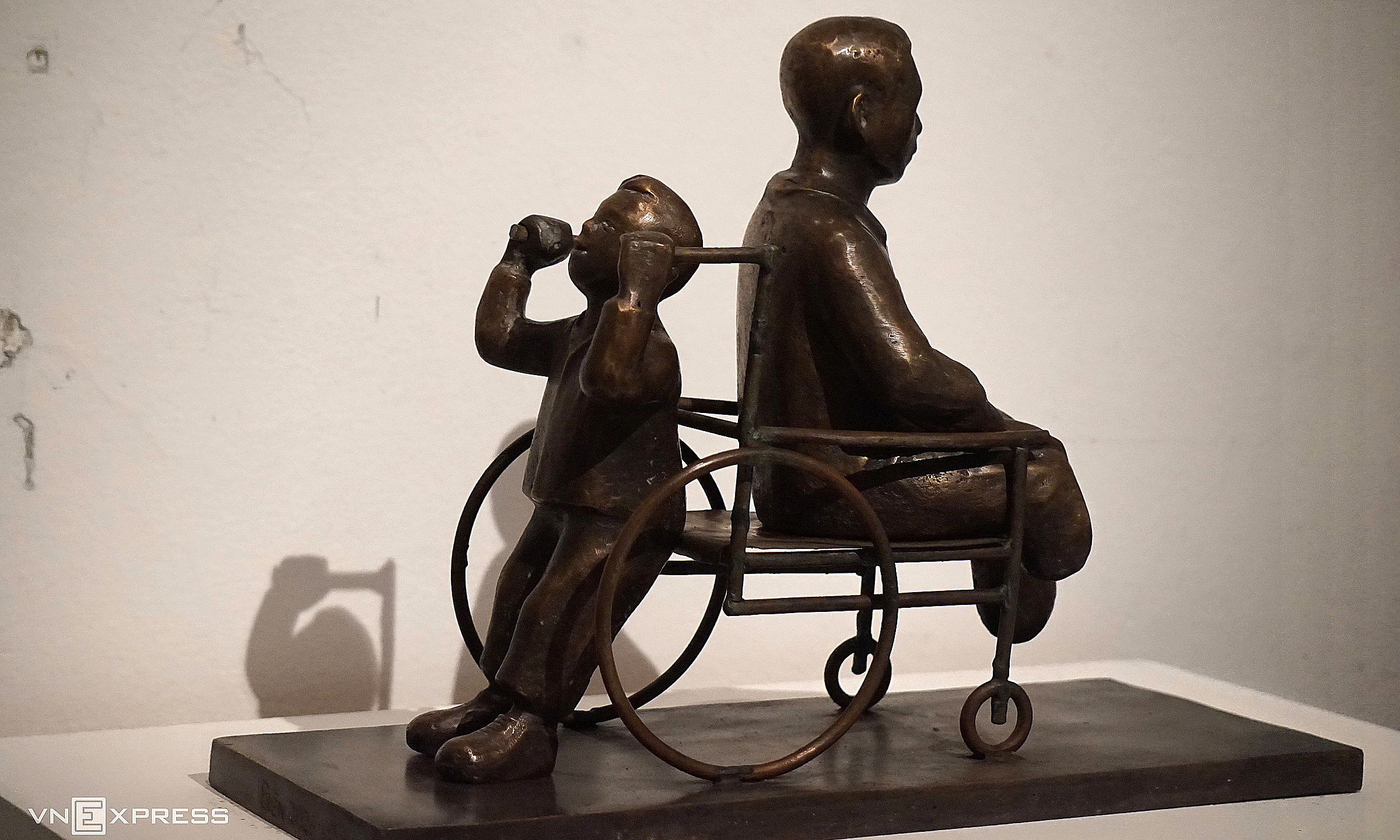 Artist Vuong Duy Bien recounts 'Small Stories, Big Themes'