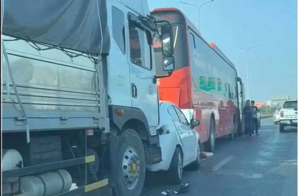 7-vehicle chain collision on Hanoi - Bac Giang expressway