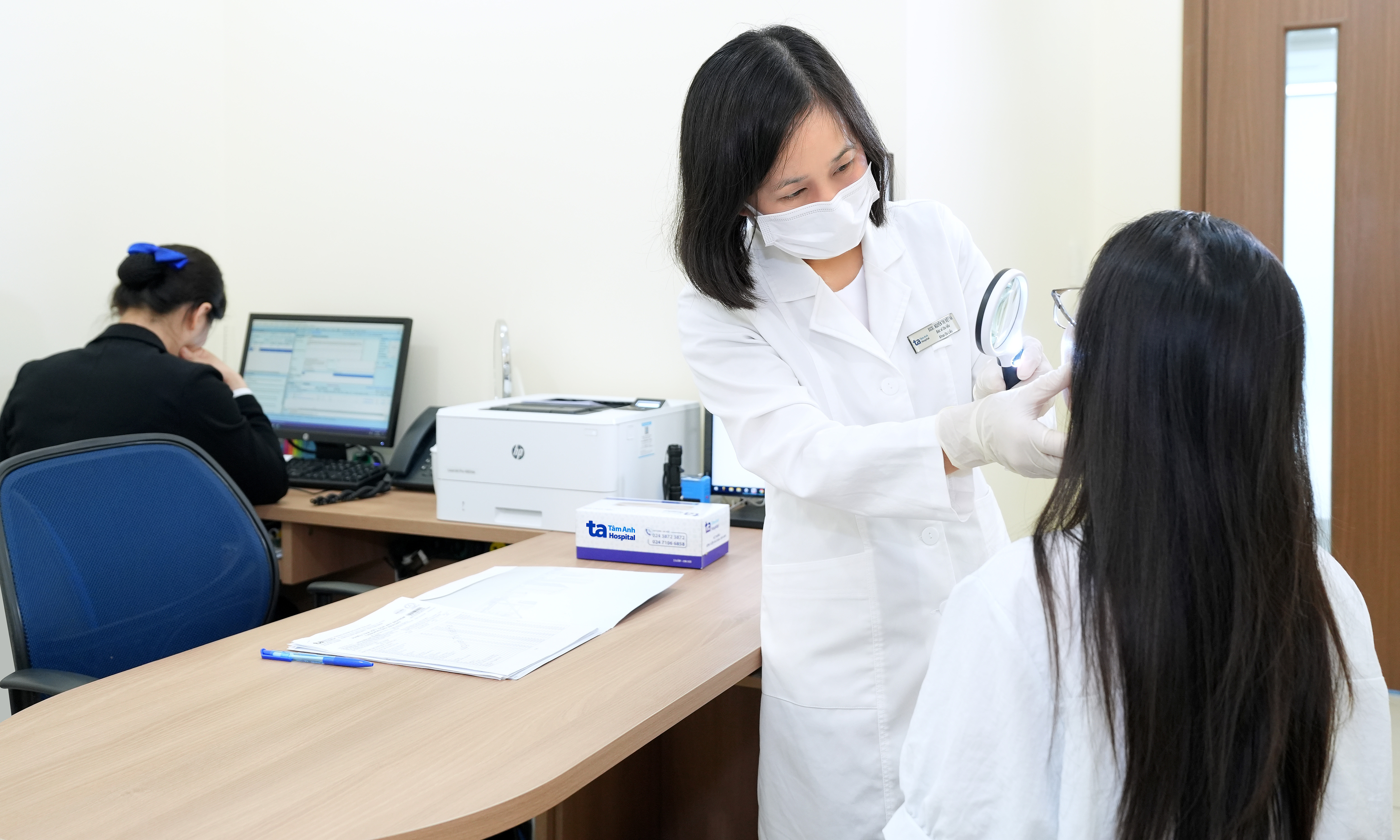 Eyebrow loss caused by frontal fibrosing alopecia