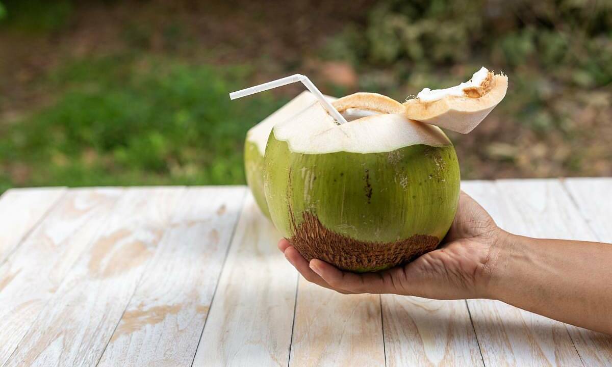 Girl nearly dies from drinking 1 liter of coconut water daily for weight loss