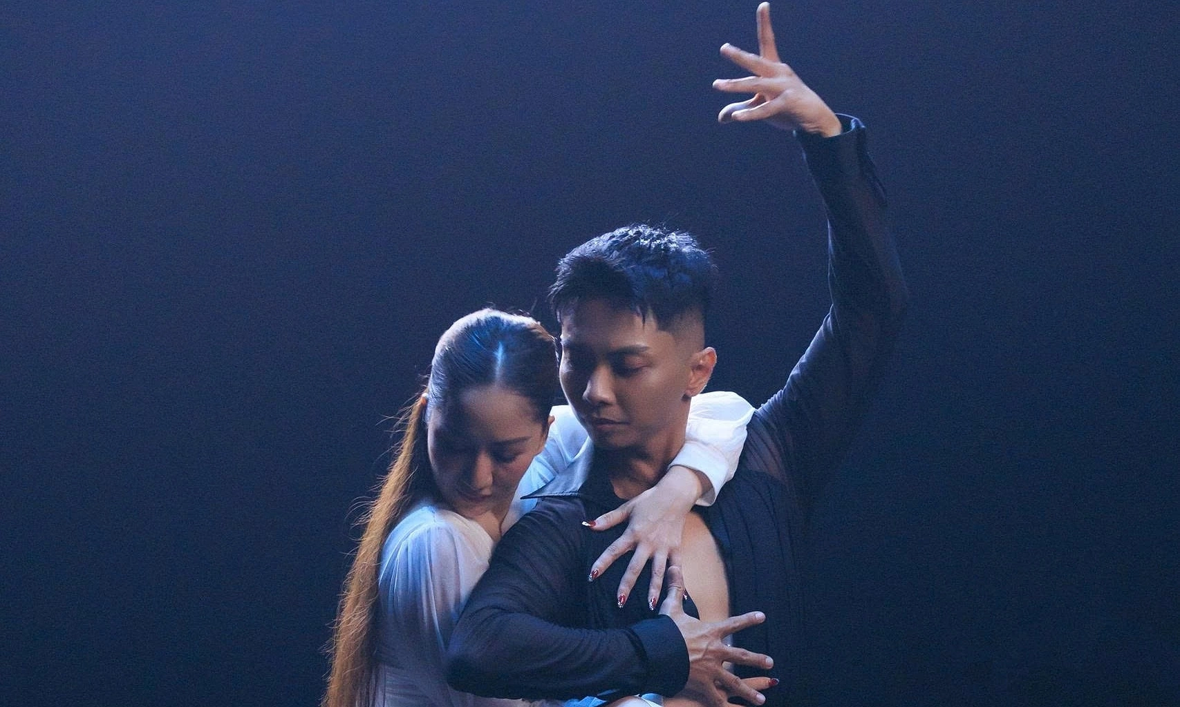 Khanh Thi, Phan Hien tell love story through dancesport