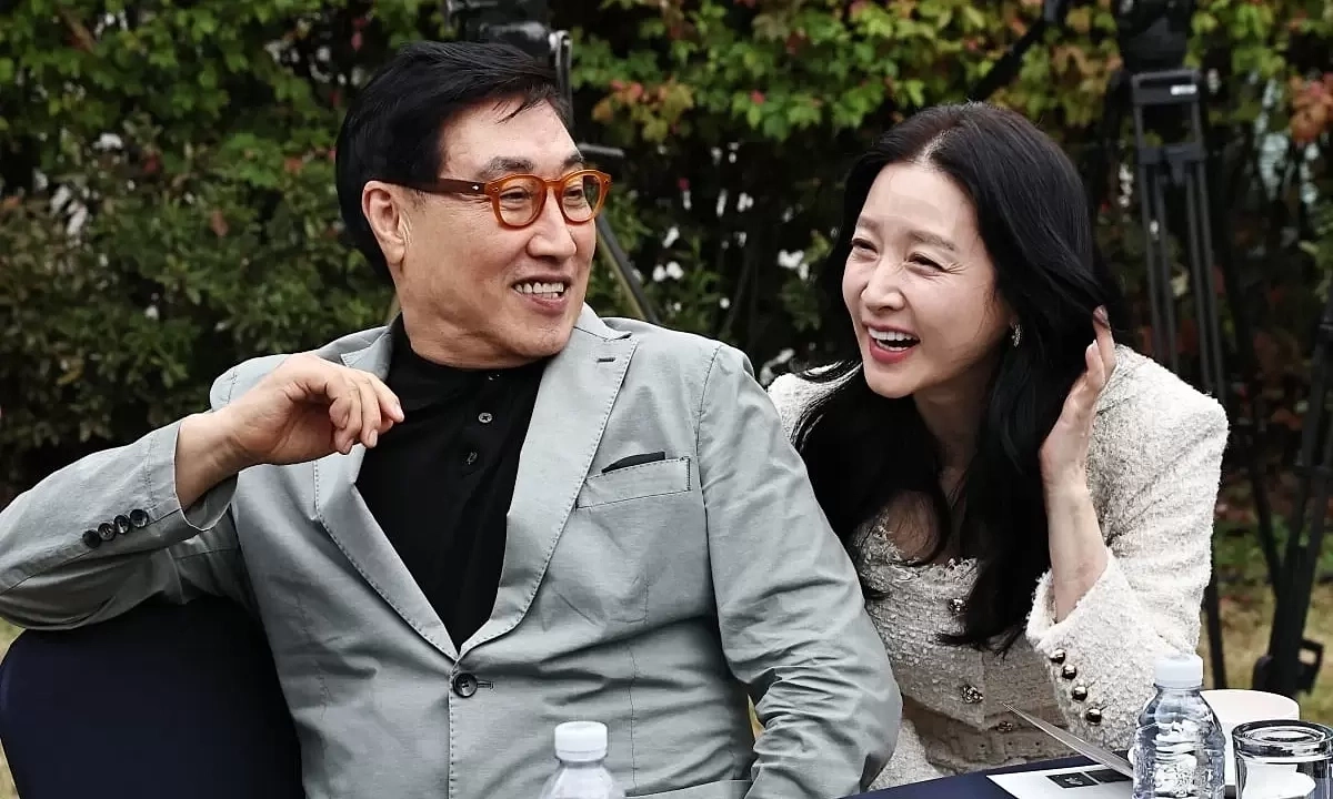 Lee Young Ae steps out with husband
