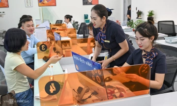 Residents deposit an additional 7,000 billion VND into banks daily