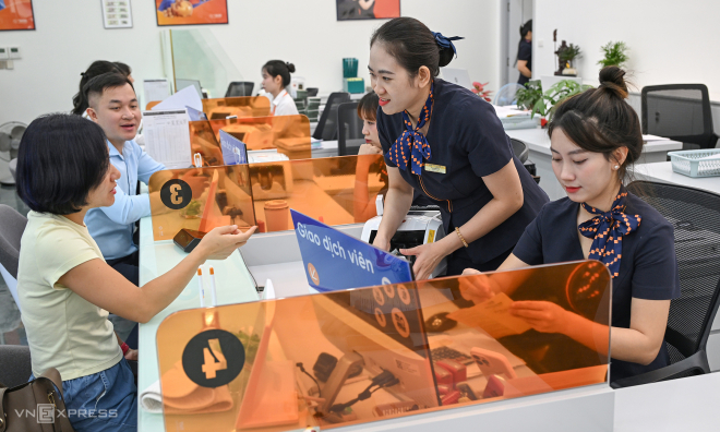 Residents deposit an additional 7,000 billion VND into banks daily