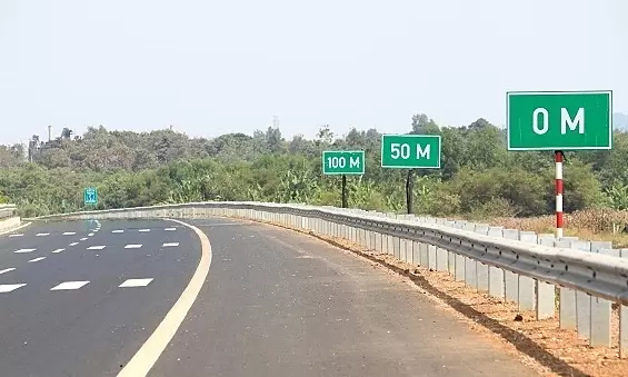 Proposal to install signs for fining safe distance violations on 16 expressways