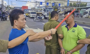 Two truck drivers detained after highway brawl on Quoc Lo 51
