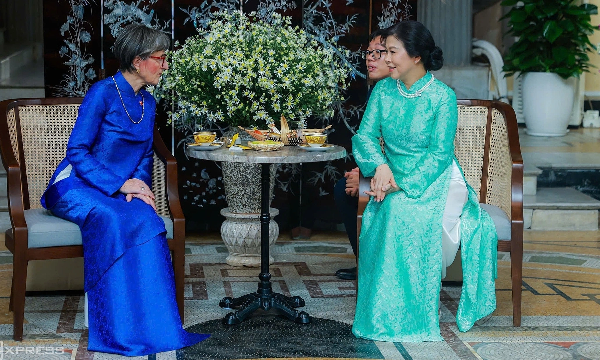 Swiss president's wife wears ao dai, enjoys tea with general secretary and president's spouse
