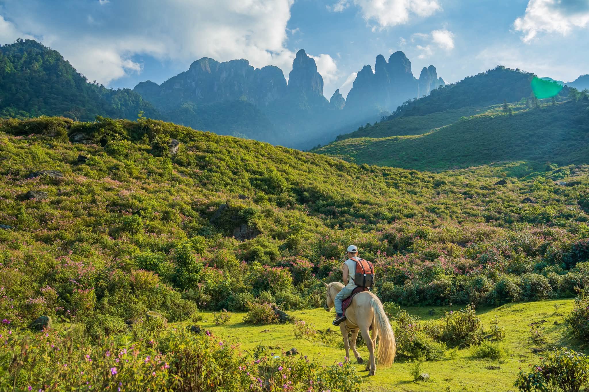 A place with five mountains like a giant hand