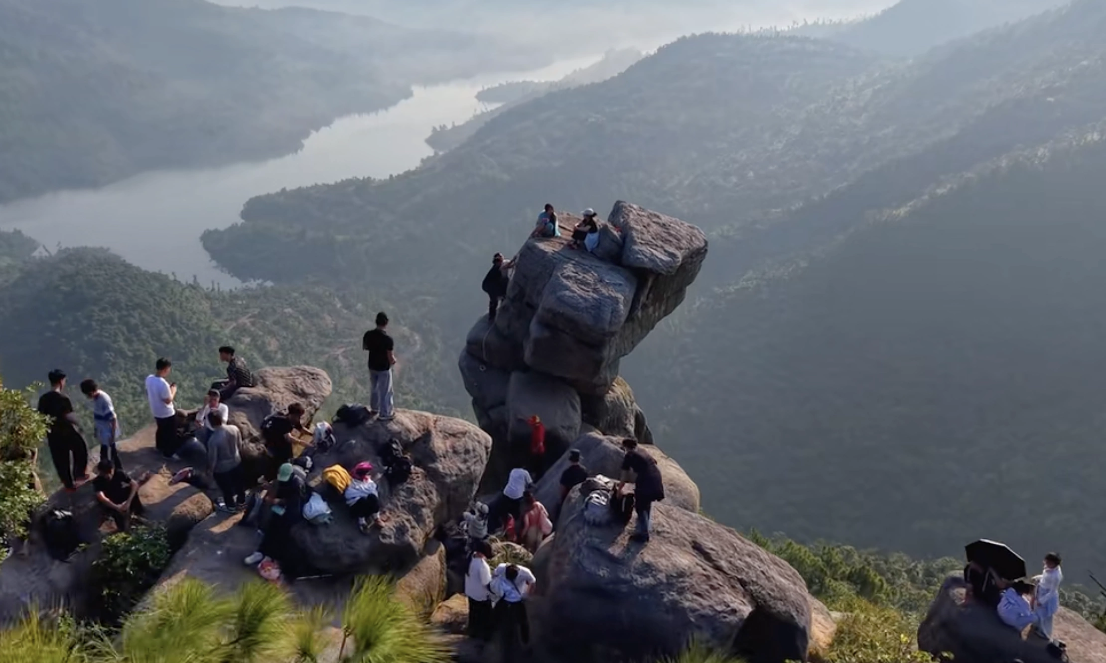 Crowding to climb "virtual living rock" in Quang Ninh sparks controversy