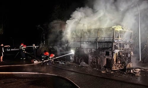 20 passengers escape as sleeper bus burns down