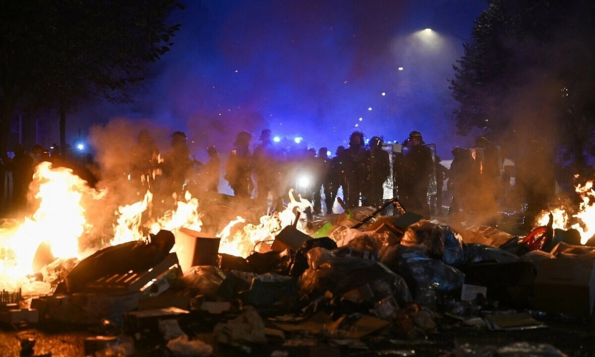 France ready to declare state of emergency to counter protests