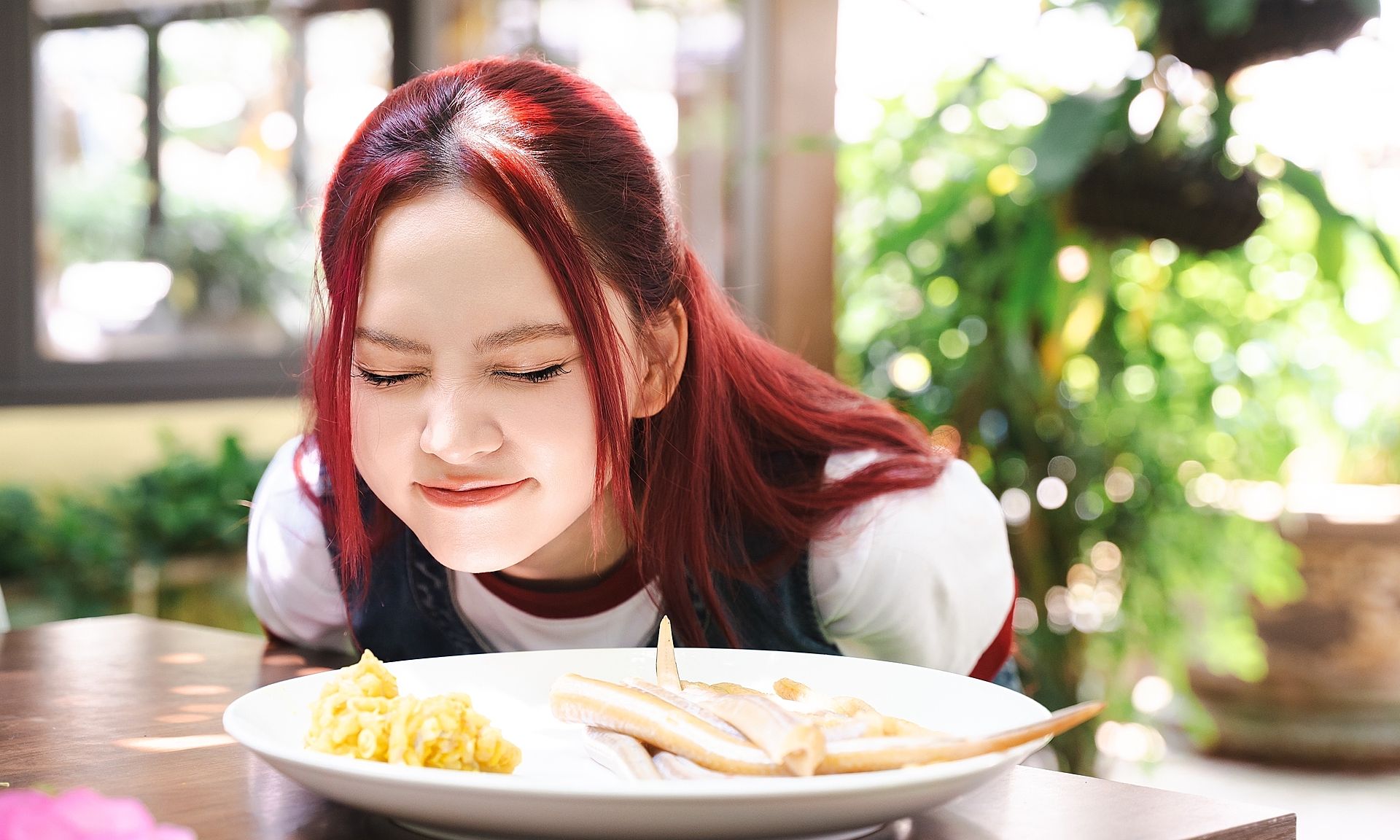 'Pretty' Ngo Lan Huong praised for skillful snakehead fish deboning