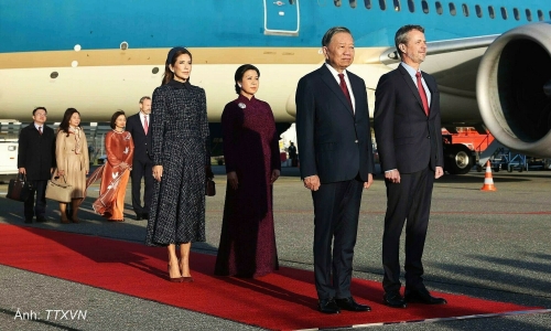 Danish king welcomes general secretary, president at airplane stairs