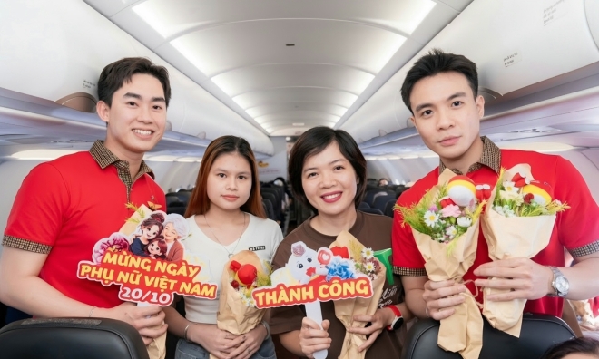 Vietjet Presents Flowers to Female Passengers on Flights for Vietnamese Women's Day