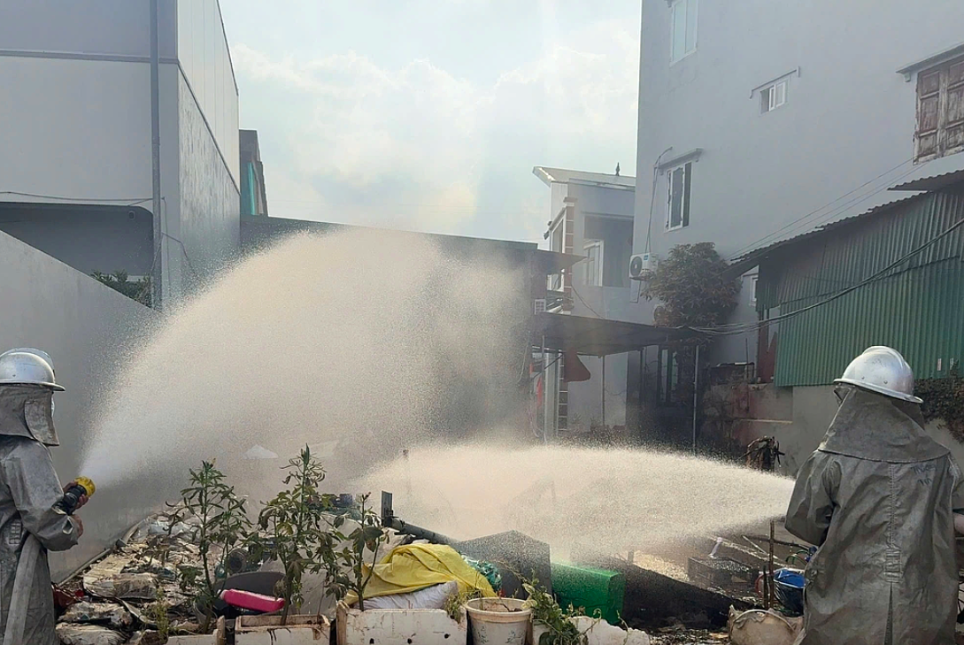 How does chlorine gas cause poisoning?