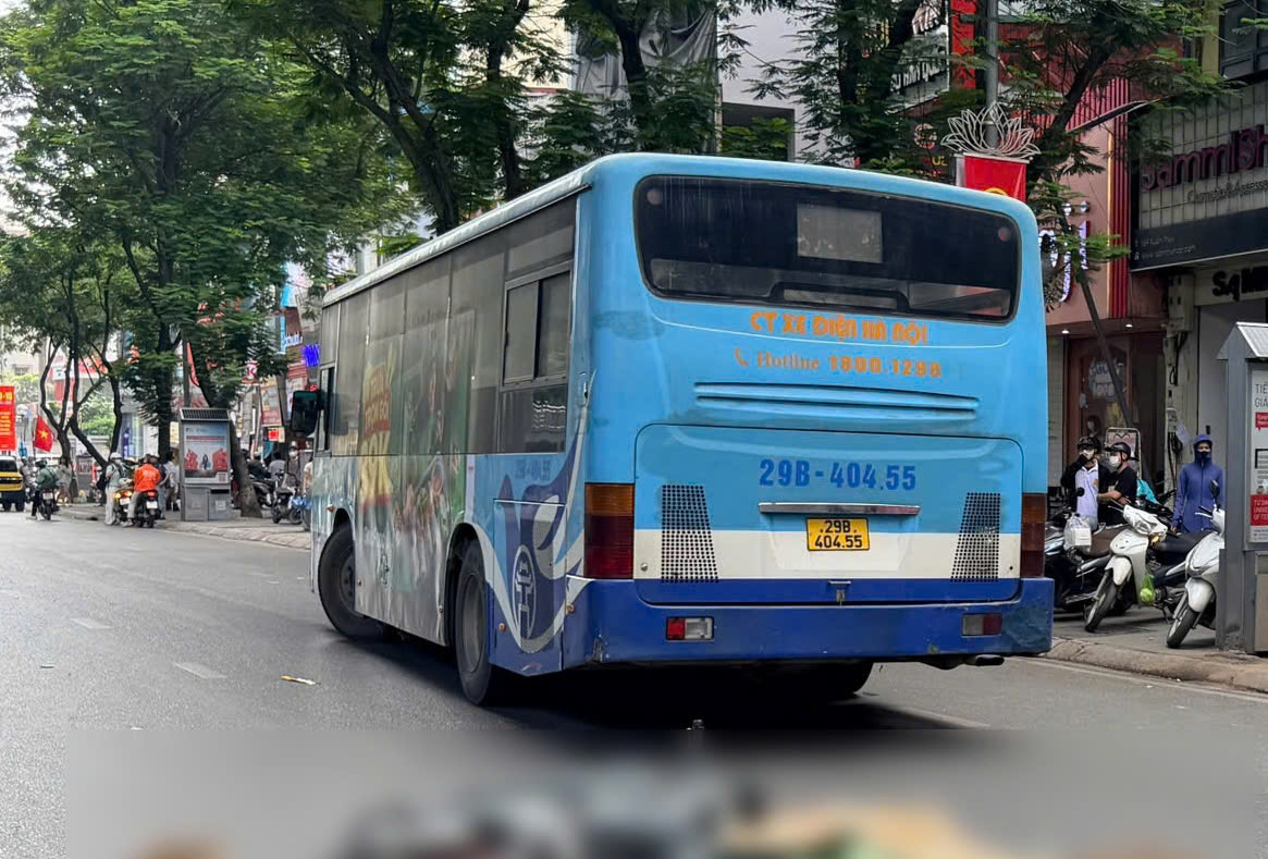 Girl falls into road, fatally struck by bus