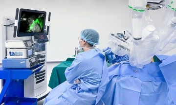 Robot guides surgeons to remove microscopic lung nodule