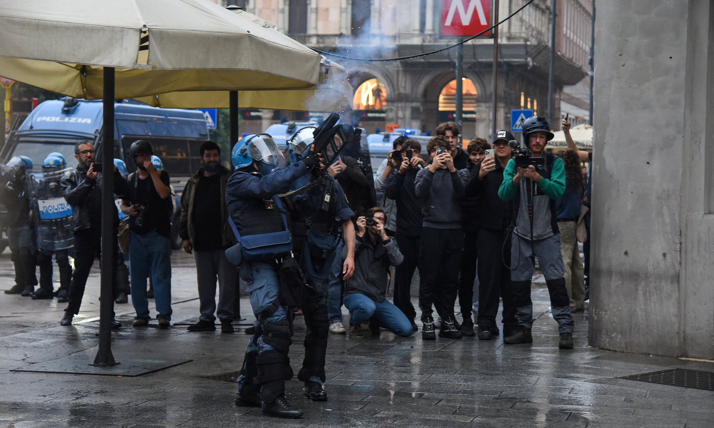 Italy deploys 500 troops to Milan to prevent riots