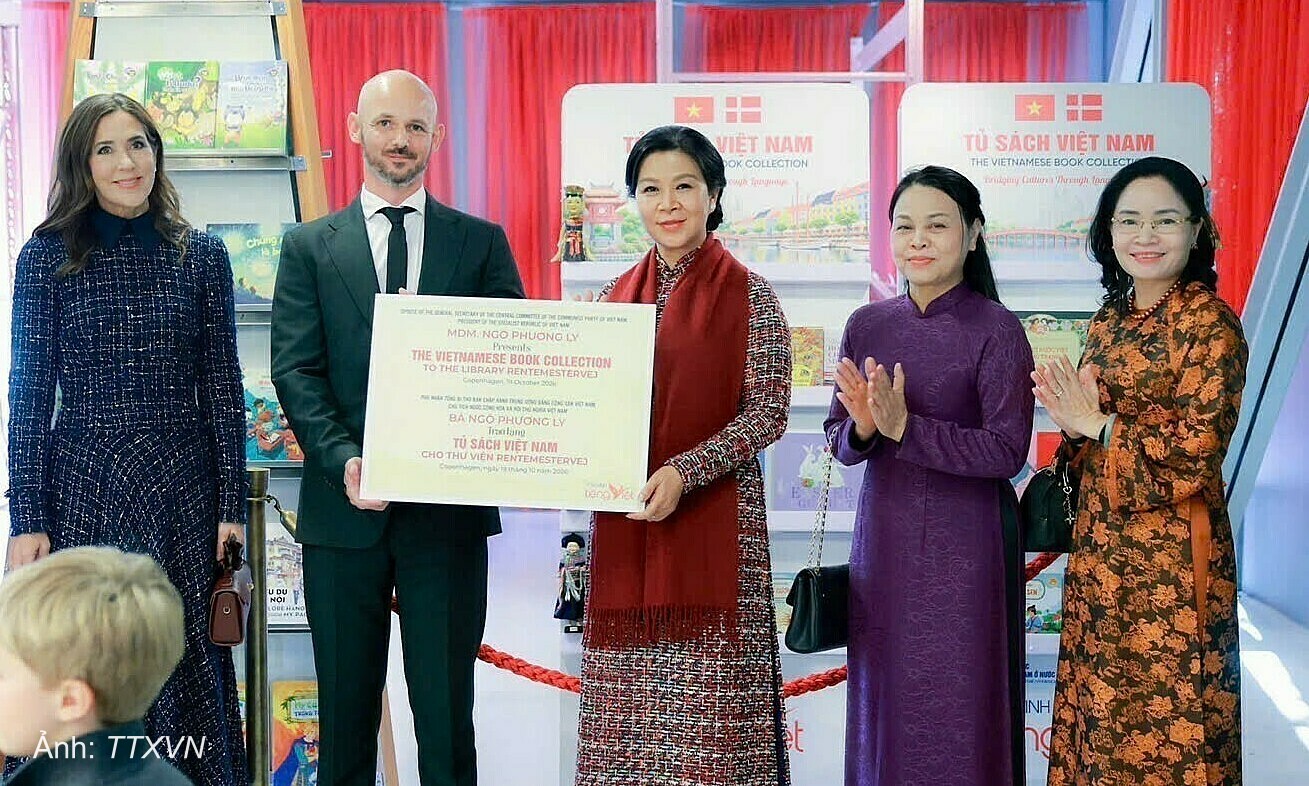 Wife of general secretary and president donates "Vietnam bookshelf" to Danish library